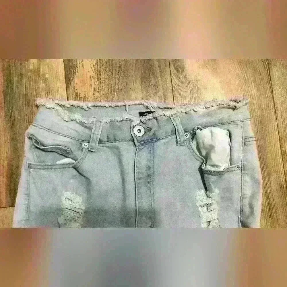 Red Fox Women's Jeans Size 17 Stretchy Ripped Design Like New - Picture 3 of 6
